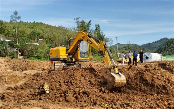 寶鼎小型挖掘機(jī)作業(yè)現(xiàn)場