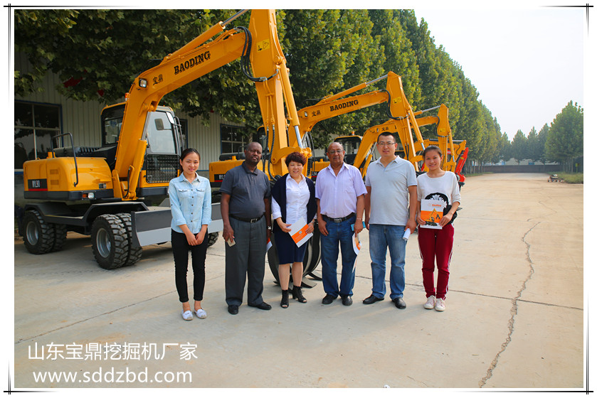 國外客戶考察寶鼎輪式挖掘機(jī)抓木機(jī)械產(chǎn)品