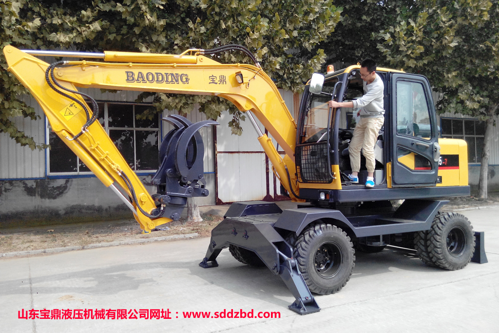 寶鼎小型輪式挖掘機(jī)WY95-7
