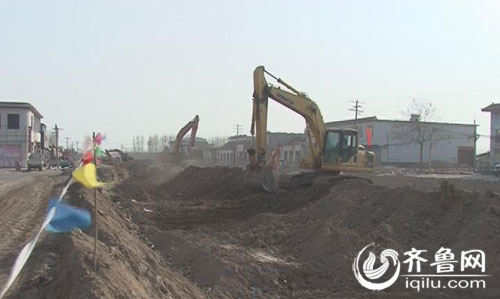 小型挖掘機道路施工現(xiàn)場