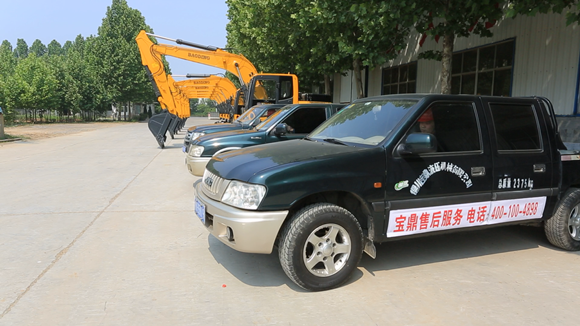 優(yōu)質(zhì)的服務(wù)團(tuán)隊(duì)為寶鼎小型挖掘機(jī)保駕護(hù)航