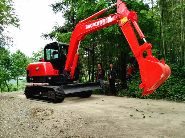 山東寶鼎小型挖掘機廠家挖掘機械產(chǎn)品