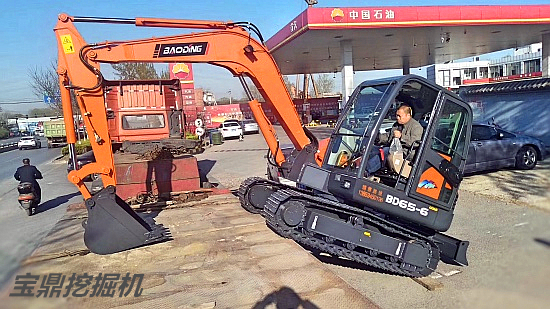 寶鼎小型挖掘機(jī)