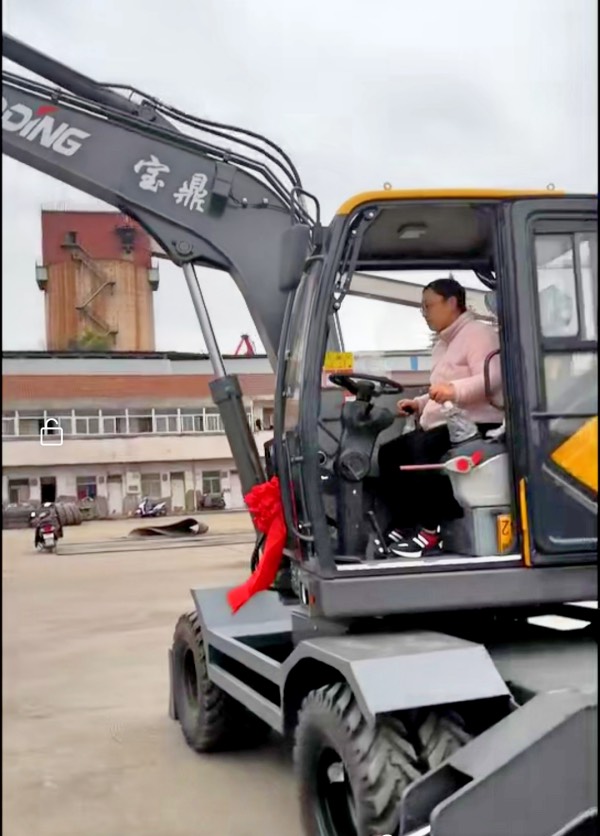 女士開寶鼎輪式挖掘機(jī)