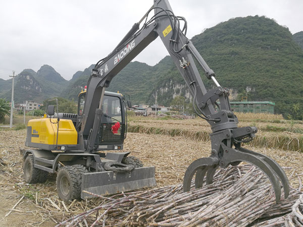 廣西多功能輪式挖掘機(jī)價格