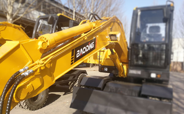 輪式挖掘機(jī)抓木機(jī)寶鼎品牌.jpg