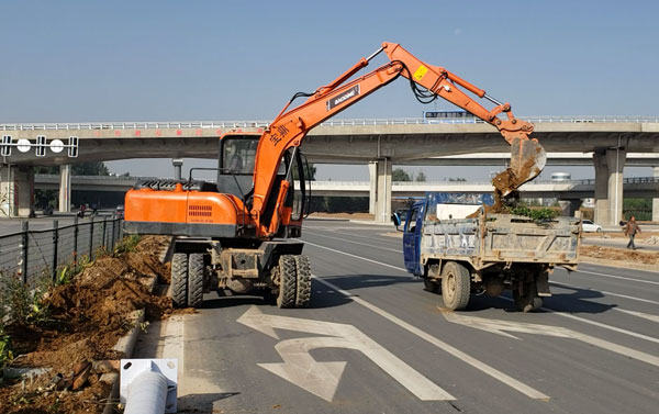 多功能輪式挖掘機(jī)80車型.jpg