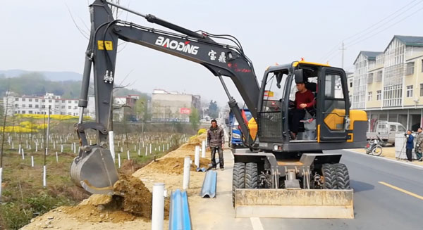 寶鼎輪式挖掘機(jī).jpg
