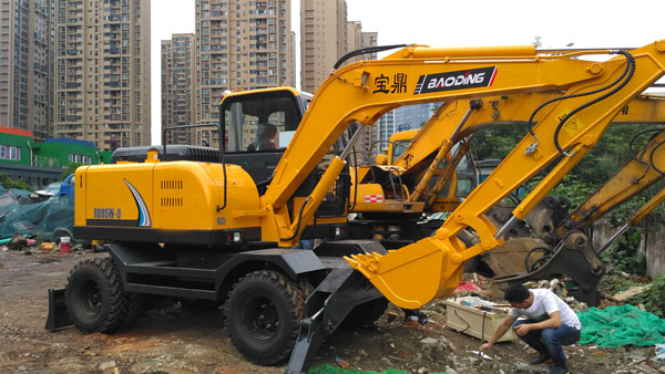 輪式挖掘機(jī)寶鼎.jpg