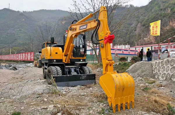 寶鼎輪式挖掘機.jpg