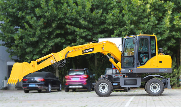 寶鼎80輪式挖掘機(jī)新款車型.jpg