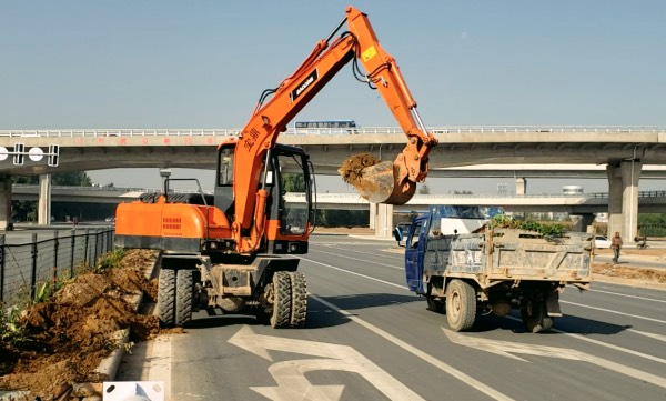 80小型輪式挖掘機(jī).jpg