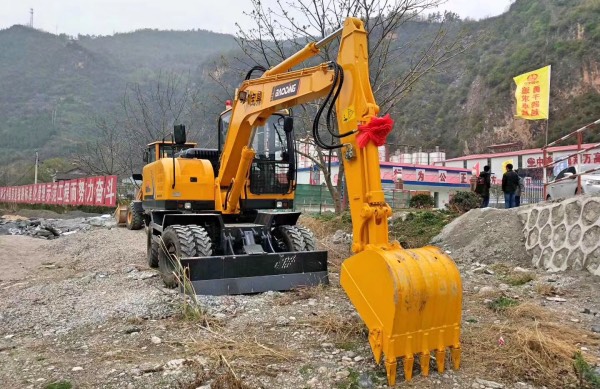小型輪式挖掘機(jī).jpg