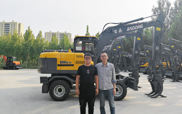寶鼎多功能輪式挖掘機(jī).jpg
