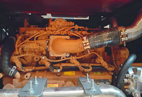 150輪式挖掘機(jī)發(fā)動機(jī).jpg