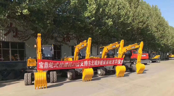 21臺(tái)寶鼎輪式挖掘機(jī)批量交付中.jpg