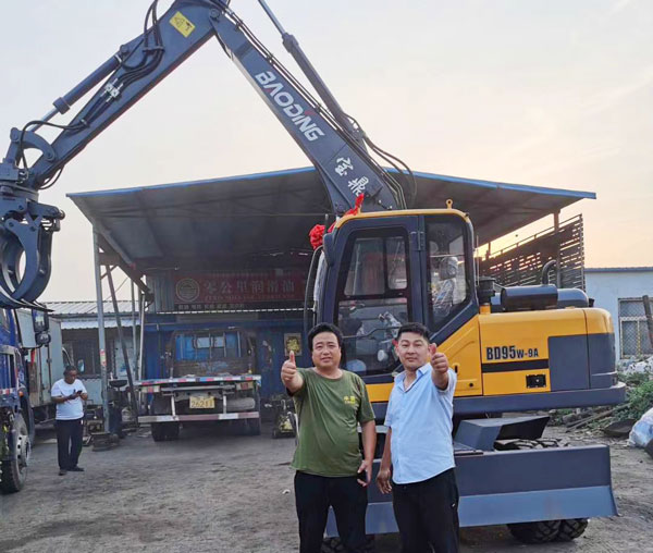 寶鼎多功能輪式挖掘機(jī)交付.jpg
