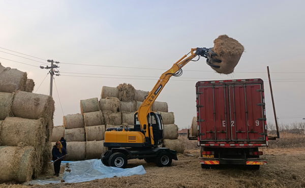 輪式挖掘機(jī)抓草機(jī).jpg