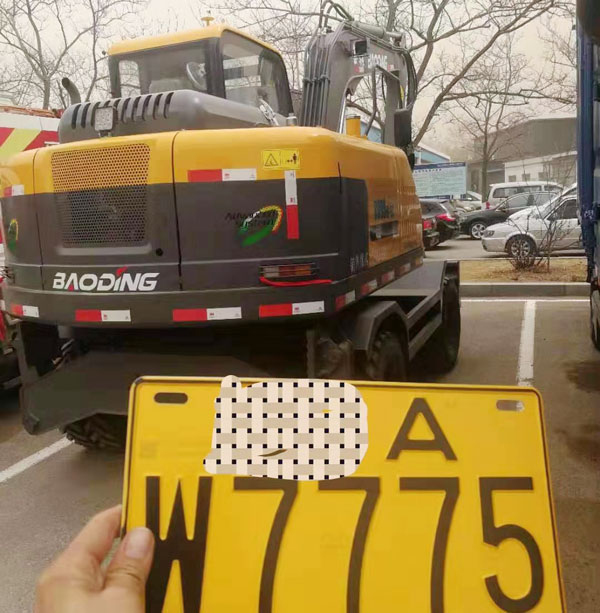路上行走的寶鼎輪式挖掘機.jpg