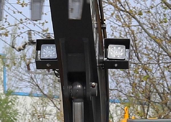 寶鼎輪式挖掘機(jī)抓木機(jī)照明燈.jpg