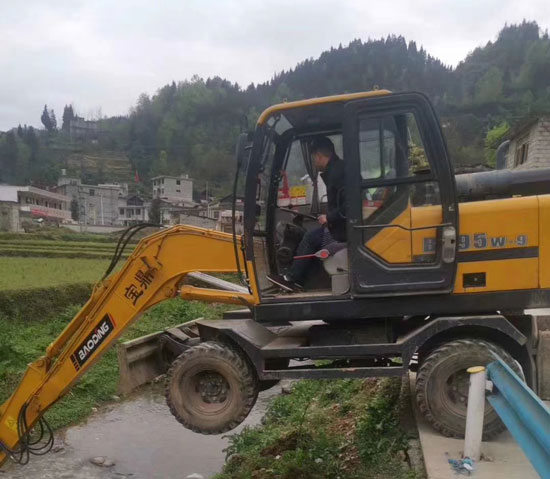 寶鼎95輪式挖掘機(jī).jpg