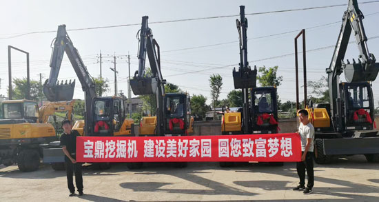寶鼎輪式挖掘機(jī)交付活動.jpg