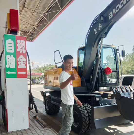 寶鼎輪式挖掘機(jī)用戶.jpg
