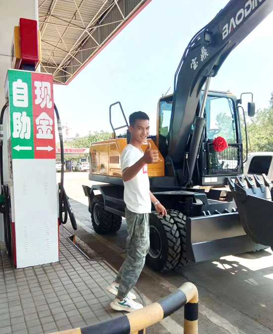 高效節(jié)能的寶鼎輪式挖掘機(jī).jpg