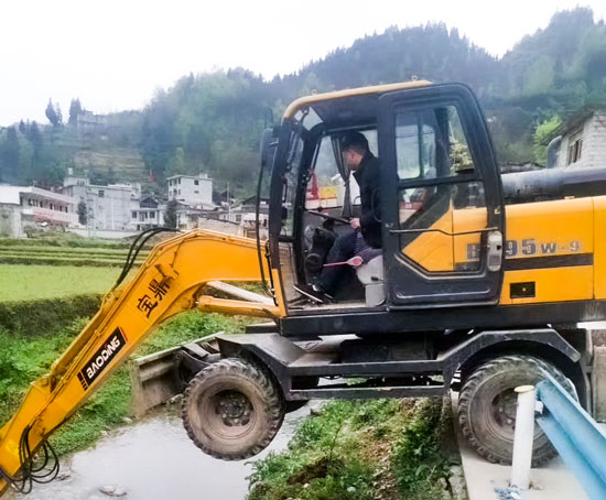 寶鼎95輪式挖掘機(jī).jpg