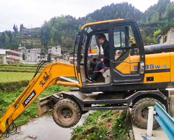 寶鼎輪式挖掘機(jī)惡劣工況作業(yè).jpg