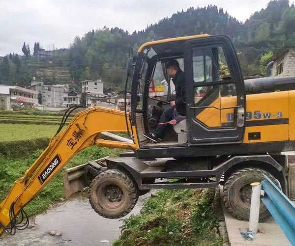 寶鼎輪式挖掘機(jī).jpg