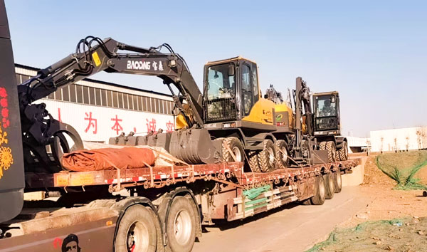 寶鼎輪式挖掘機(jī)發(fā)車現(xiàn)場.jpg