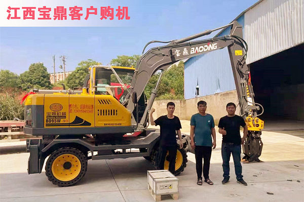 江西抓鐵機(jī)寶鼎客戶購(gòu)機(jī)