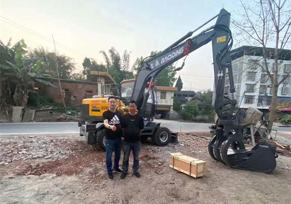 重慶輪式抓木機(jī)客戶交車