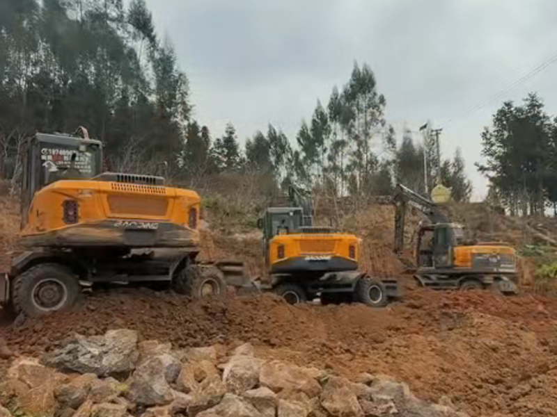 寶鼎輪式挖掘機高效作業(yè)，加速城鎮(zhèn)基礎(chǔ)建設(shè)進程