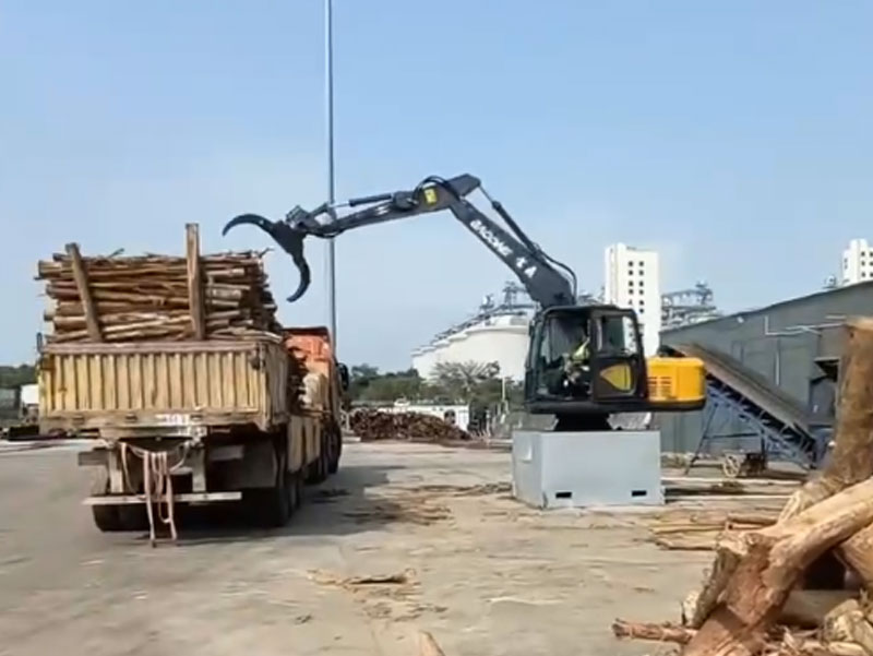 寶鼎固定式電動抓木機，木材廠裝卸工具