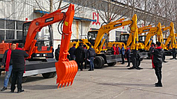 國產(chǎn)小型挖掘機(jī)市場魚龍混雜，寶鼎挖掘機(jī)廠家提醒大家謹(jǐn)慎選購