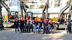 多客戶到廠家全款購車寶鼎抓木機(jī)仍一機(jī)難求