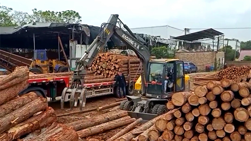 小型多用途輪式挖掘機(jī)抓木機(jī)應(yīng)對(duì)多種工況用對(duì)了想不賺錢很難